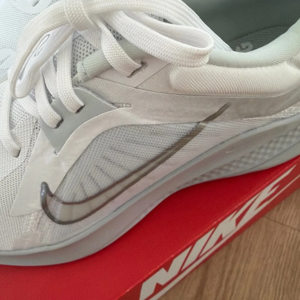 Nike White Metallic silver WMNS NIKE QUEST 5 size 9.5!Athletic Sneakers 👟 new